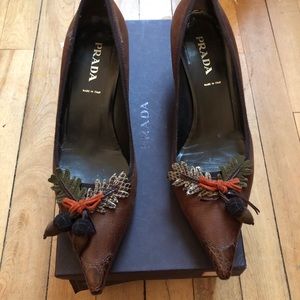 Prada 38.5 vintage fall acorn kitten heal